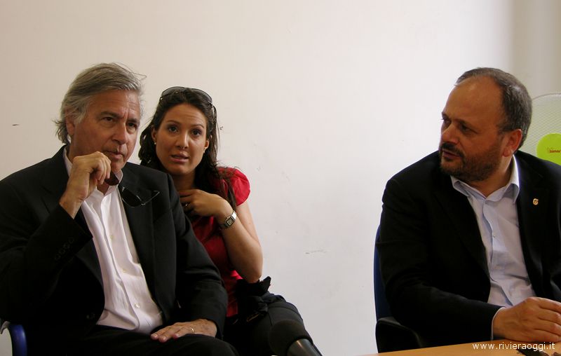 Bernard Tschumi a San Benedetto con il sindaco Giovanni Gaspari e l'interprete, durante l'estate 2008: una grande occasione poi sfumatai 
